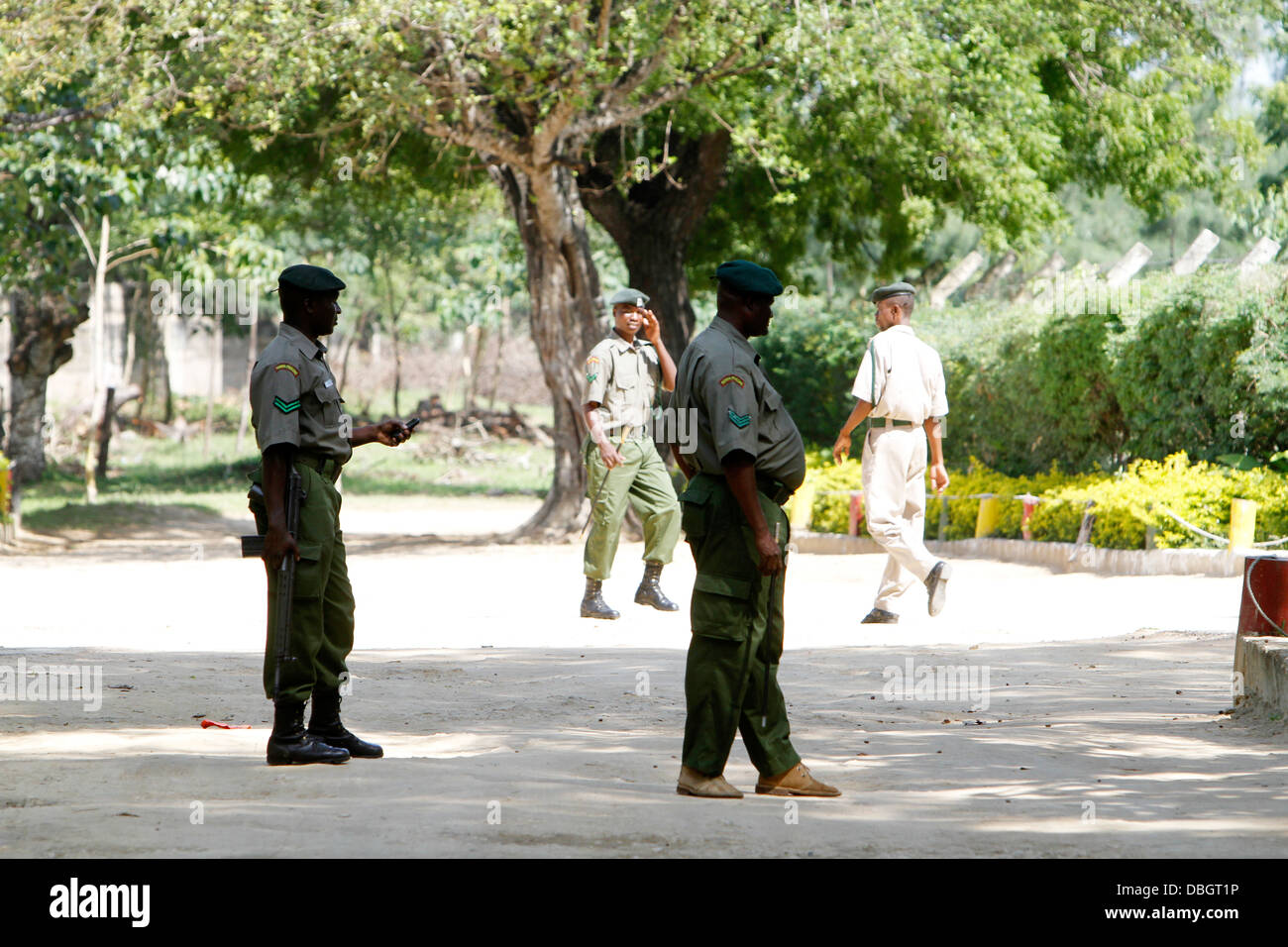 Bewaffnete Wachen im inneren Gefängnis Shimo La Tewa, Mombasa, Kenia. Stockfoto