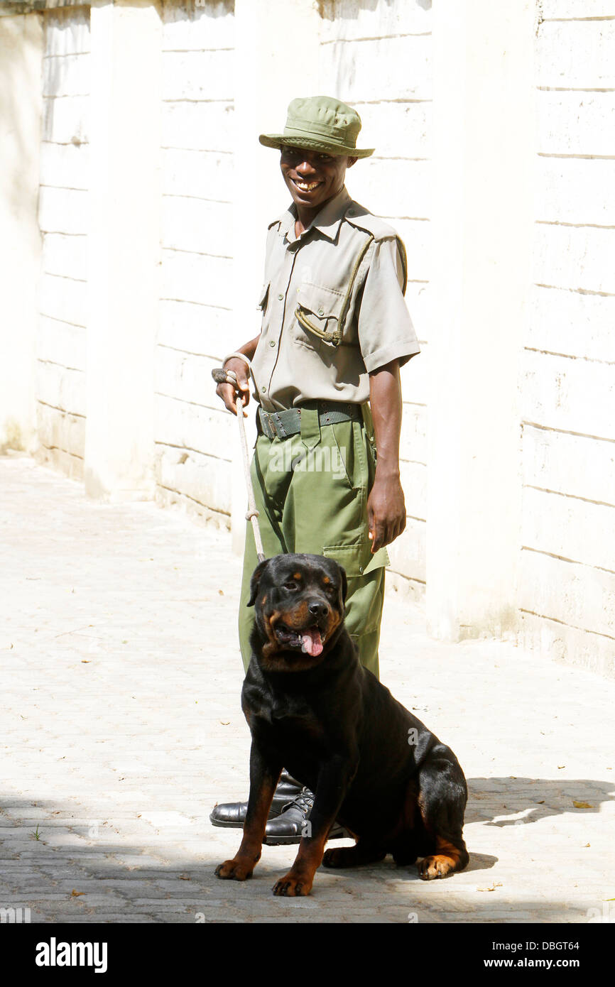 Bewaffnete Wachen mit Hund Shimo La Tewa Gefängnis, Mombasa, Kenia. Stockfoto