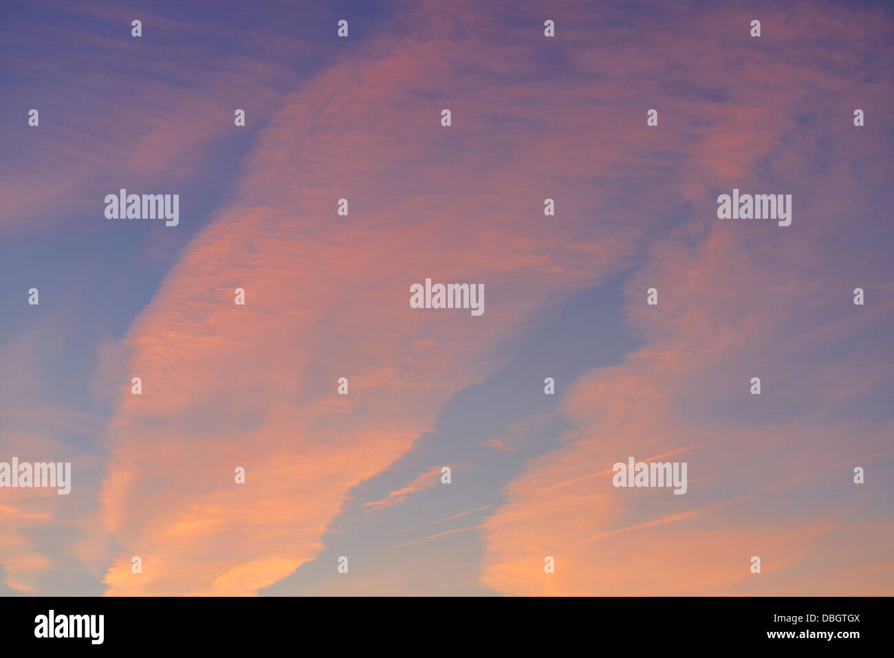 Wolken in einem roten Sonnenuntergang Himmel Stockfoto