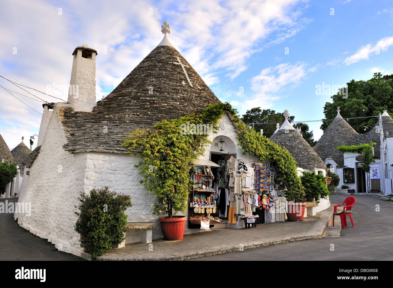 Traditionelle Trulli konischen Dachhäuser heute als Geschenk-Shops in der hübschen weiß getünchten touristischen Dorf Alberobello, Apulien, Italien Stockfoto