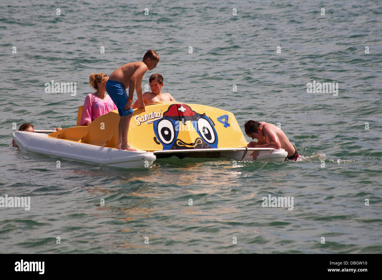 Kinder genießen eine Fahrt auf Tretboot im Meer in Swanage im Juli Stockfoto