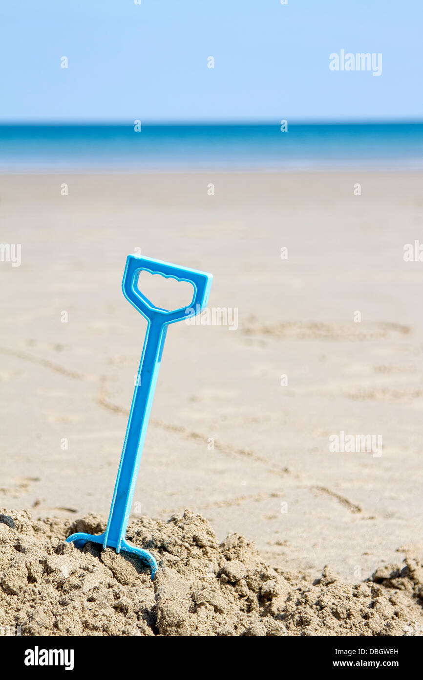 Kunststoff Spaten am Sandstrand Stockfoto