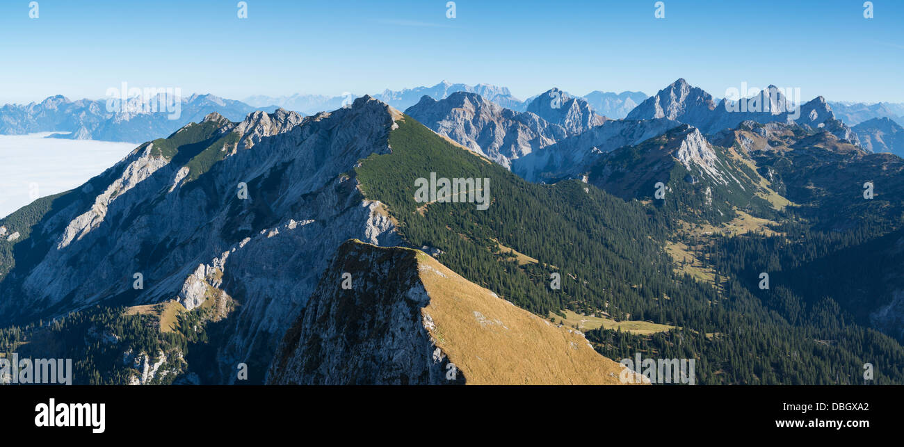 Blick vom Aggesntein (1987m) in Richtung Tannheimer Gruppe (Österreich), Allgäu, Bayern, Deutschland Stockfoto