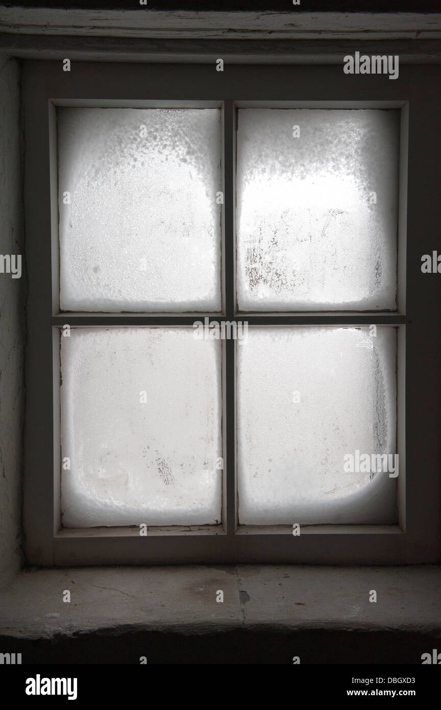 Gefrostet und Schnee überzogen Fenster in einem traditionellen Bauernhaus in Cumbria, UK Stockfoto