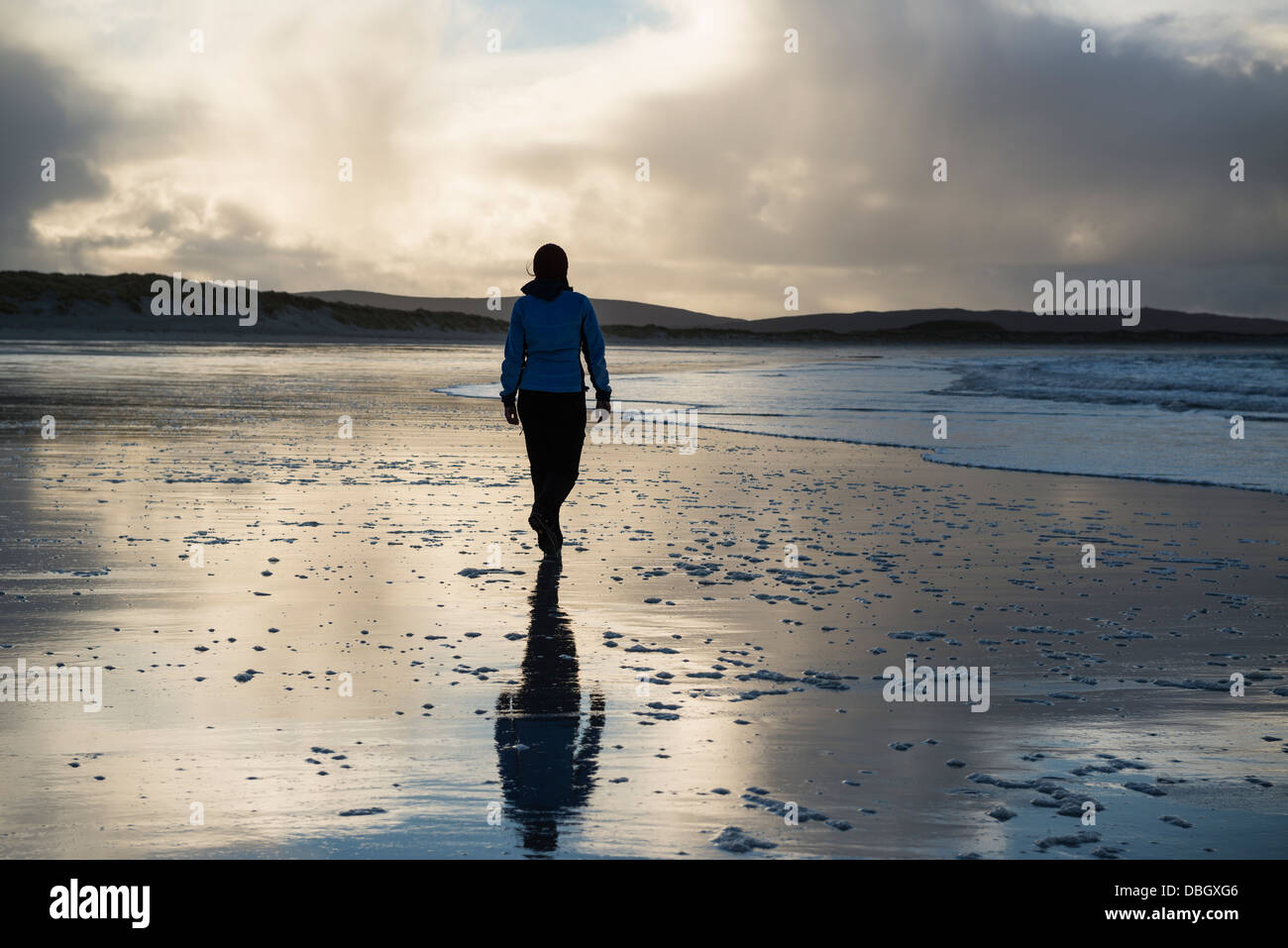 Frau geht auf Traigh Hornais Beach, North Uist, äußeren Hebriden, Schottland Stockfoto