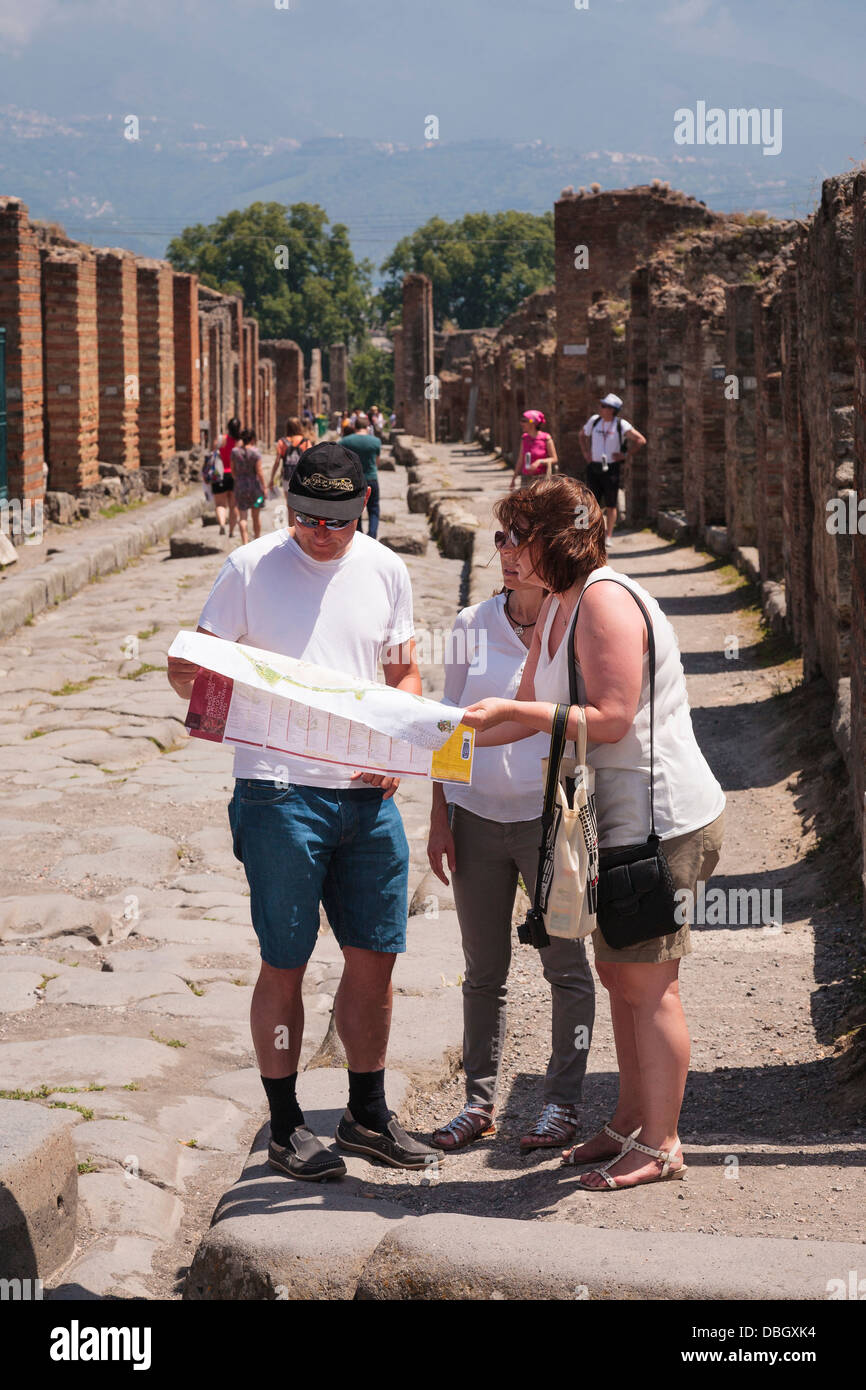 Touristen geben eine Karte in der antiken Stadt Pompeji, Italien. Stockfoto
