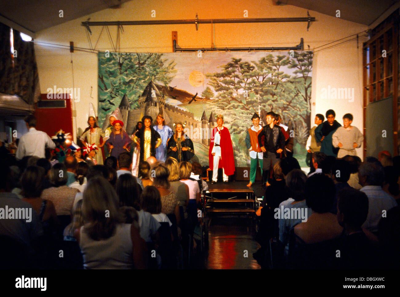 Schule spielen Kinder spielen Robin Hood auf der Bühne mit Zuschauer Stockfoto