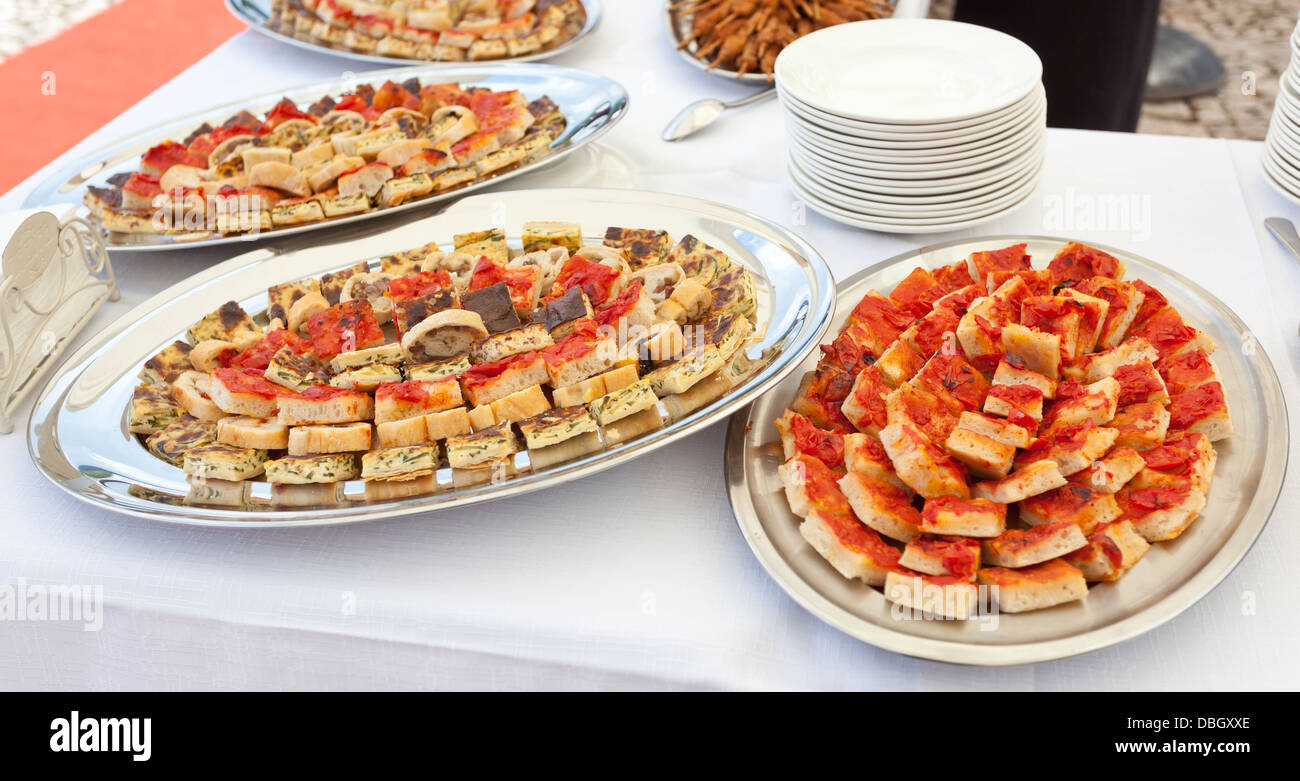 Schalen mit Tomaten Pizza, Omeletts und rustikal. Stockfoto
