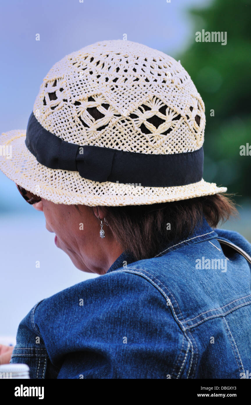 Frau trägt einen stilvolle Strohhut Stockfoto