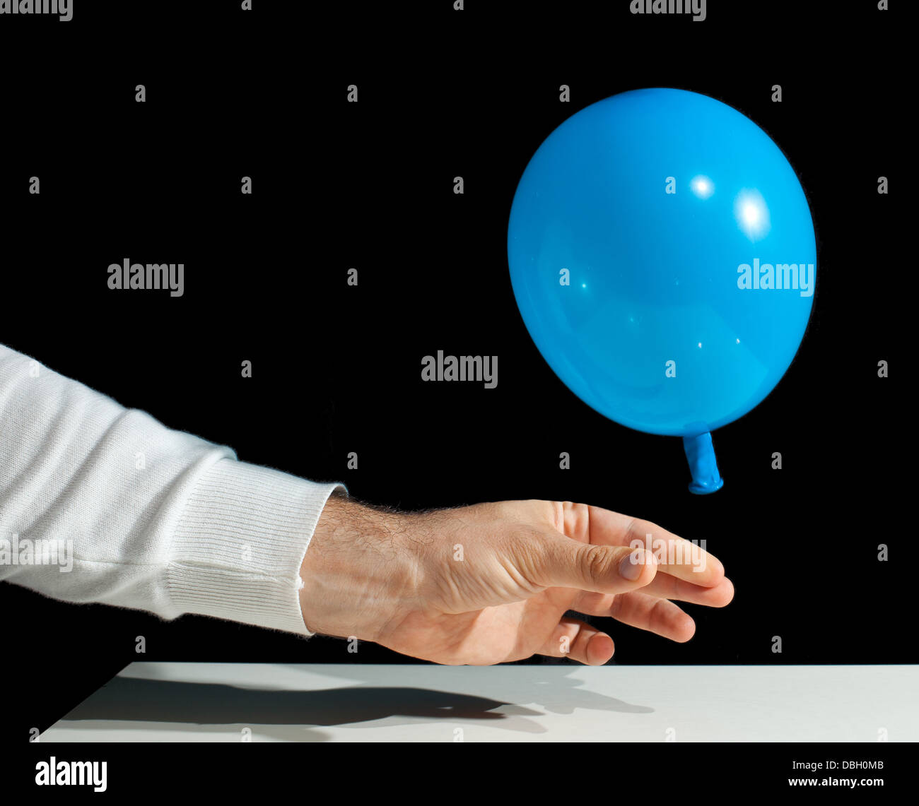 Einfrieren von einem Ballon, der Deflation auf schwarzem Hintergrund Stockfoto