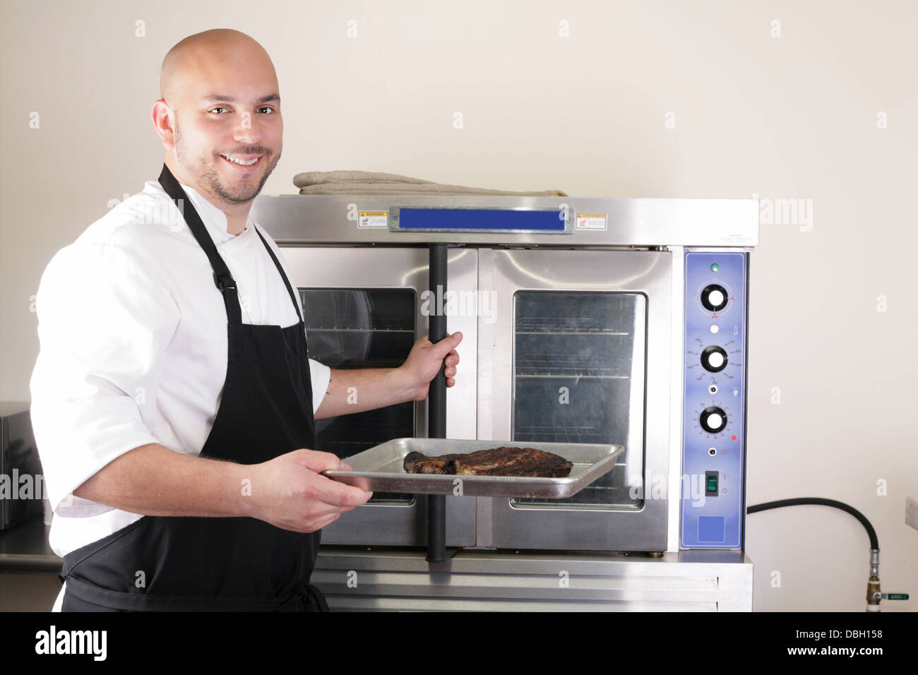 Happy Chef nimmt seine frisch gebackenes Rib-Eye steak Stockfoto