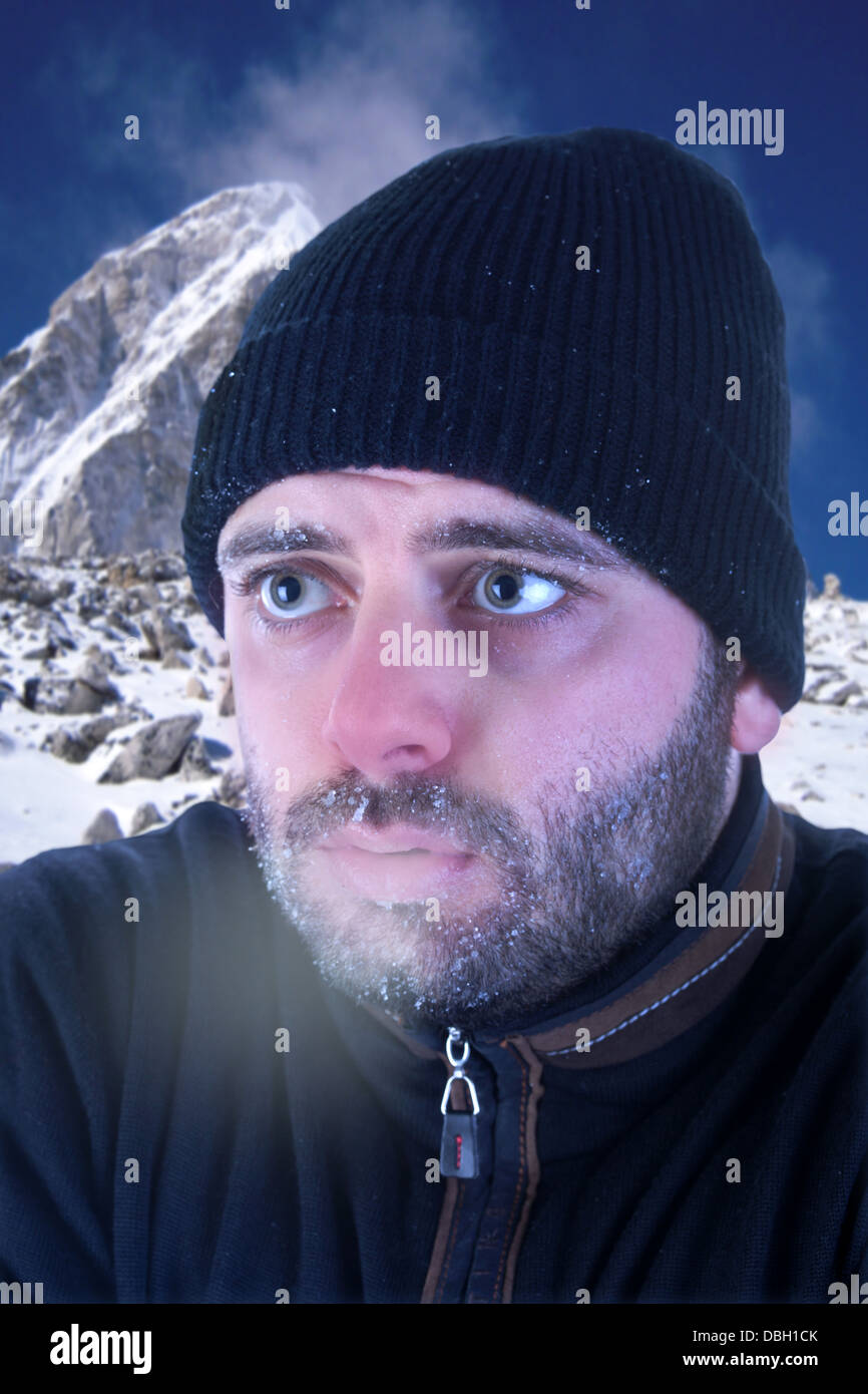 Porträt eines Mannes mit gefrorenen Gesicht im winter Stockfoto