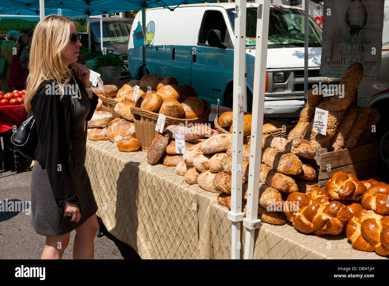 Frau kauft Brote am Bauernmarkt - USA Stockfoto