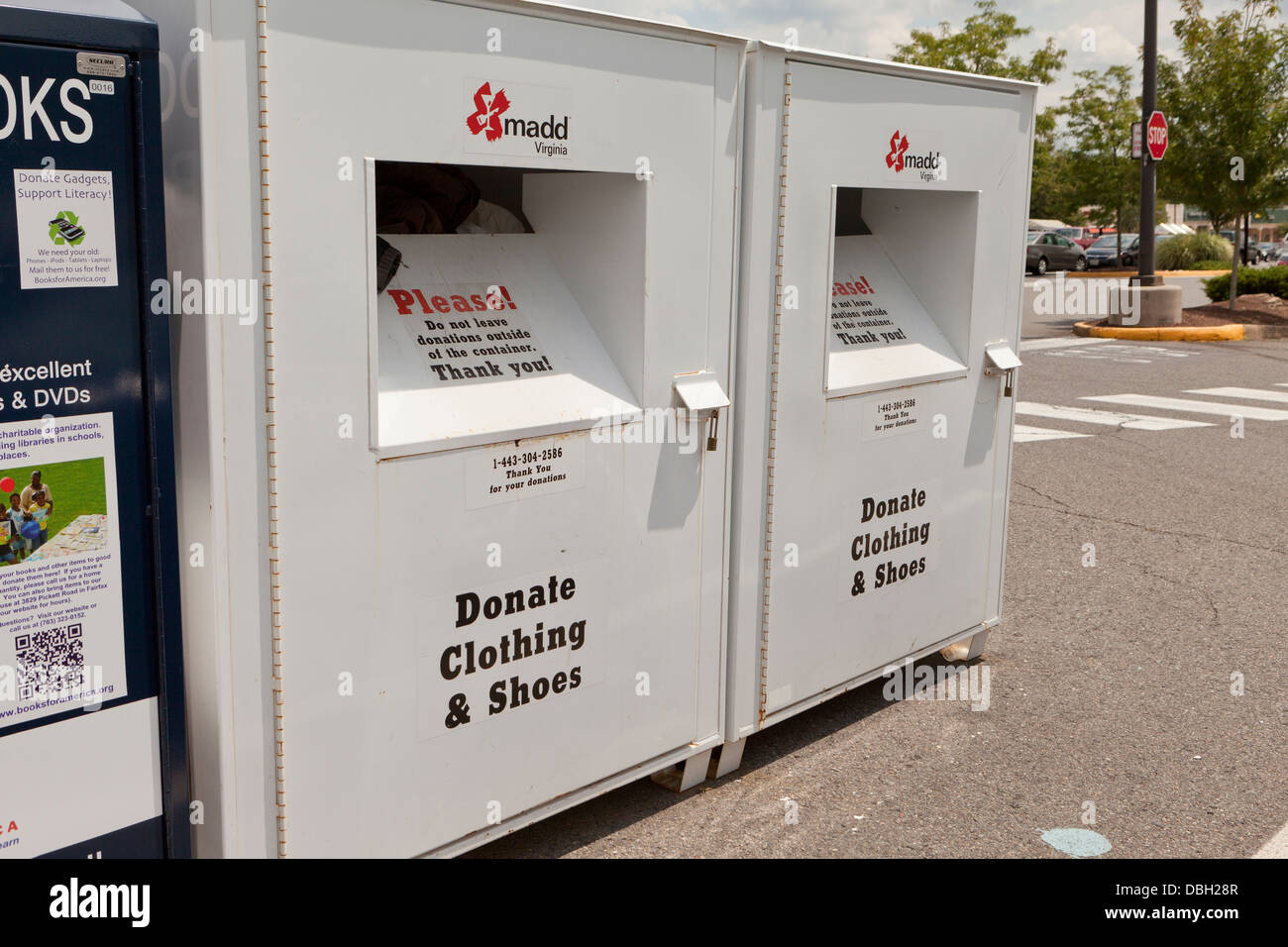 Verwendet Kleidung und Schuhe Drop Spendenboxen - Virginia, USA Stockfoto