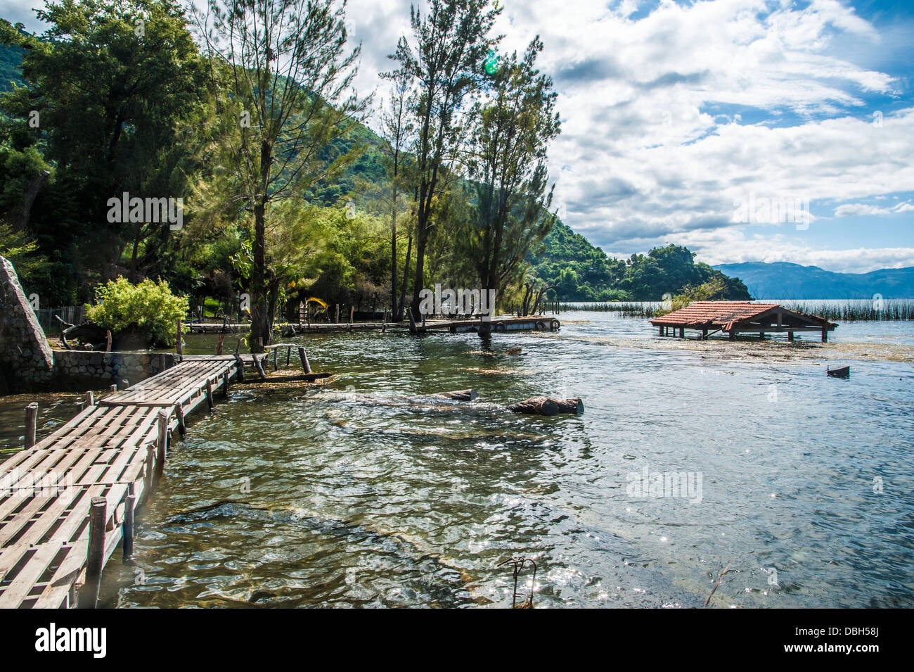 Erhöhte Niederschläge in den letzten Jahren hat Highland Guatema Lake Atitlan 8 Meter verschieben im Landesinneren von weniger als 50 Meter angehoben. Stockfoto