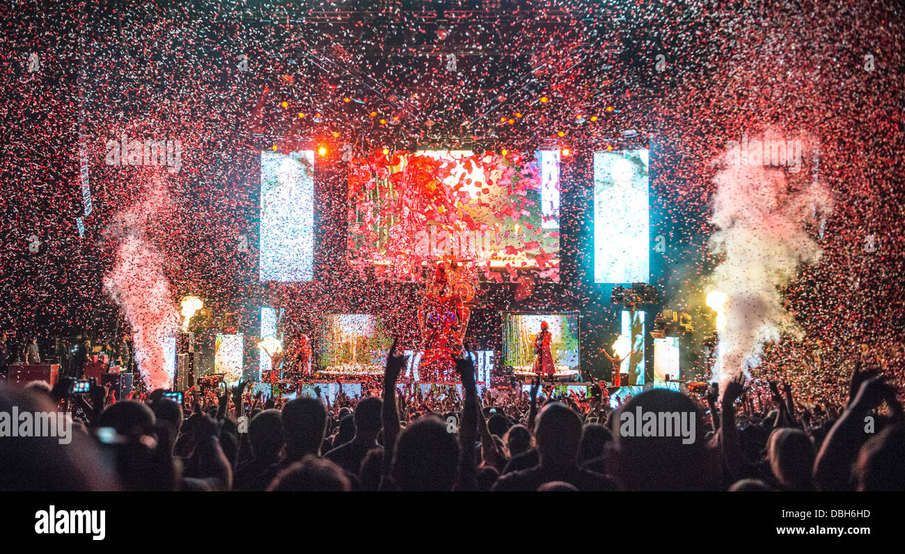 Heavy-Metal-Horror band Rob Zombie die live bei Mayhem Fest 2013. Rob Zombie ist der Name der Frontmann und Band unter der Leitung von Rob Zombie. Robert Bartleh Cummings geborene ist Rob Zombie ein US-amerikanischer Musiker, Schauspieler, Comic-Buch-Autor, Regisseur, Drehbuchautor und Filmproduzent. Er war ein Gründungsmitglied der Horror Metal Band White Zombie, die ihren Namen aus einem klassischen Kult-Horrorfilm der 1930er Jahre. Als Solo-Künstler hat er fünf Studio-Alben, fünf Compilation-Alben und ein live-Album veröffentlicht. Stockfoto