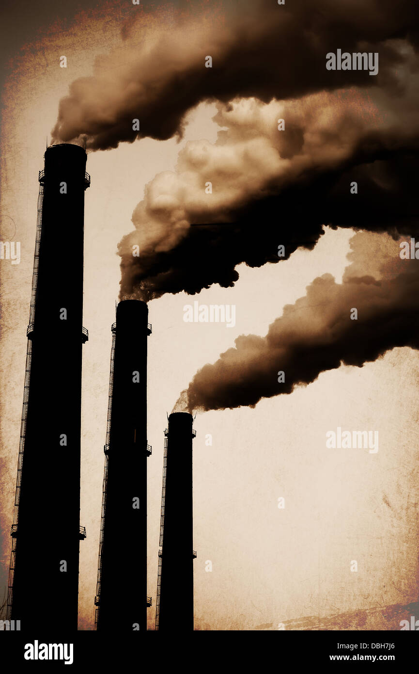 Drei Schornsteine, verschmutzen die Luft Horizontal. Vintage Stil Stockfoto
