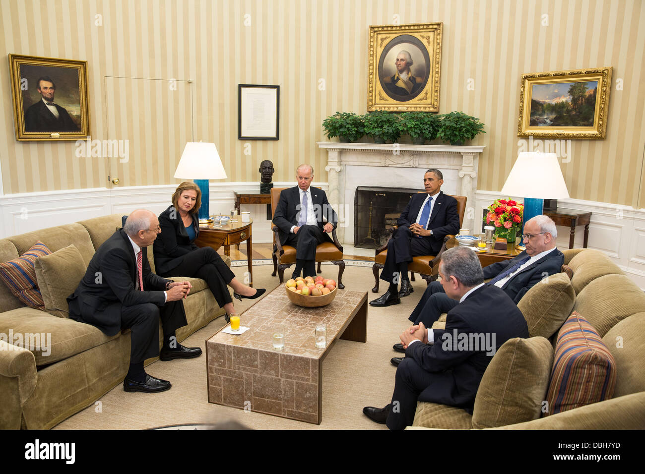 US-Präsident Barack Obama und Vize-Präsident Joe Biden Treffen mit israelischen und palästinensischen Unterhändler, die formale Wiederaufnahme direkter israelisch-palästinensischen Verhandlungen im Oval Office des weißen Hauses 30. Juli 2013 in Washington, DC zu diskutieren. Der Präsident links sind, Chef der palästinensischen Unterhändler Saeb Erekat und Mohammed Shtayyeh. Auf der linken Seite des Vizepräsidenten sind israelischen Justizministerin Tzipi Livni und Yitzhak Molho. Stockfoto