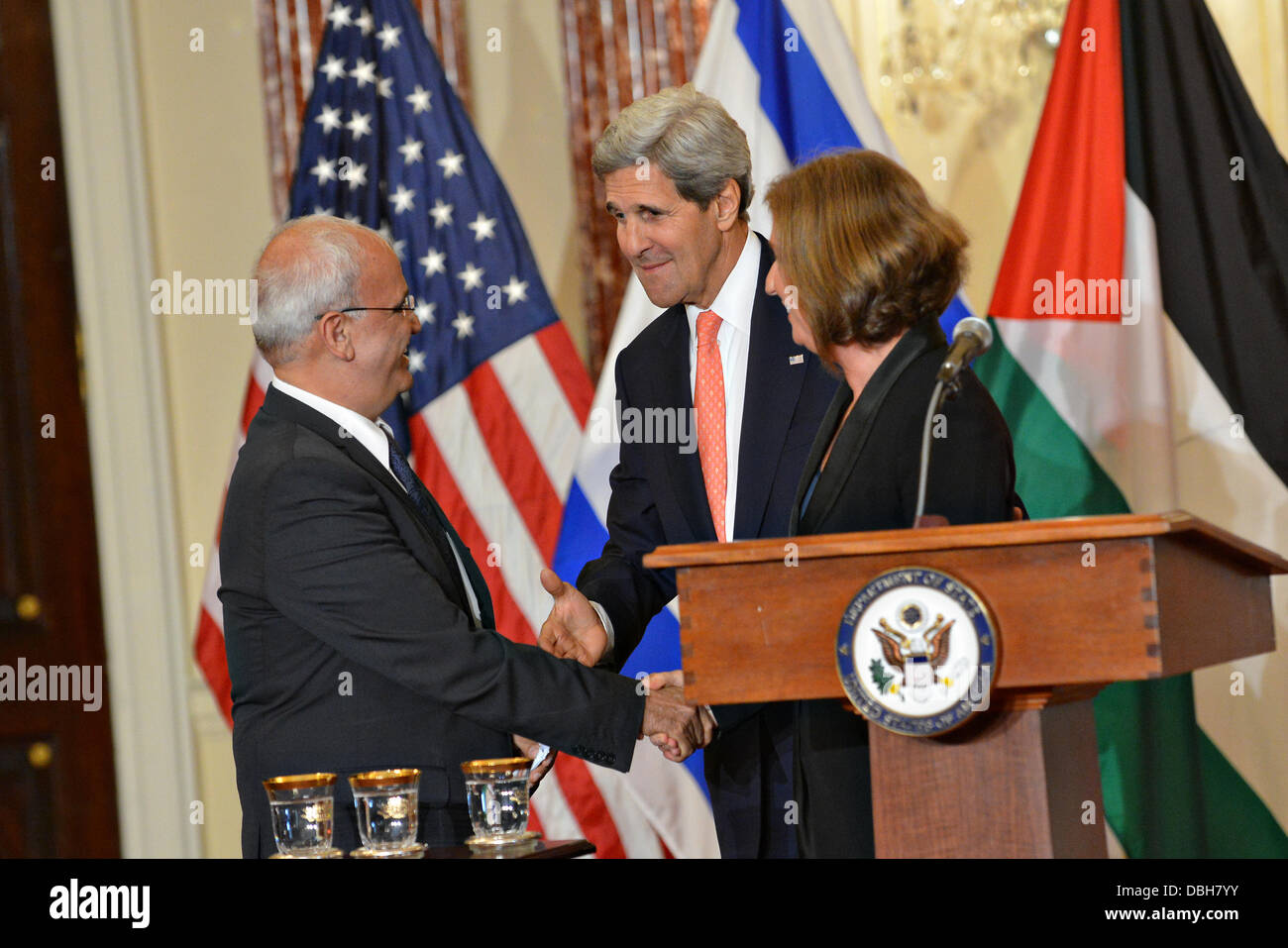 US-Außenminister John Kerry Dank Chef der palästinensischen Unterhändler Saeb Erekat und israelischen Justizministerin Tzipi Livni nach einem Pressebriefing am Nahost-Friedensgespräche Prozess an das Department of State 30. Juli 2013 in Washington, DC. Stockfoto