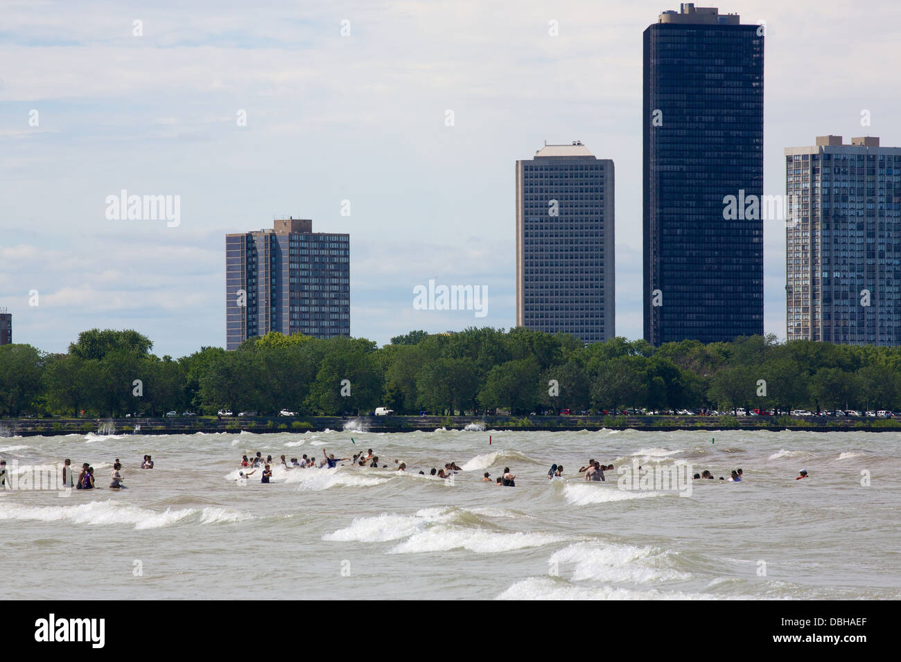Strandurlauber in Brandung zu spielen. Montrose Strand Chicago Illinois Stockfoto