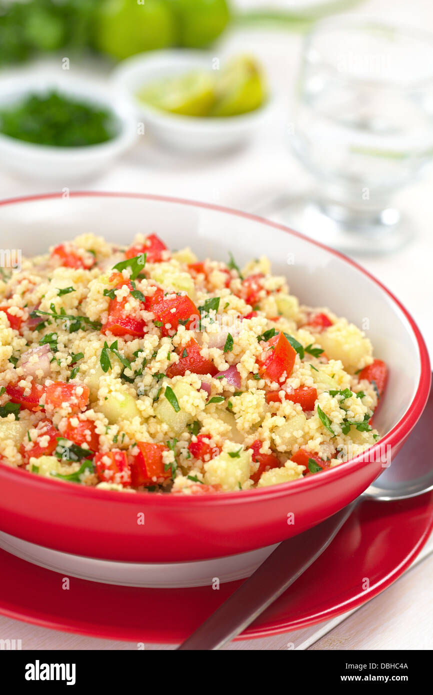 Frische hausgemachte taboulé, machte ein arabische vegetarische Salat von Couscous, Tomaten, Gurke, Zwiebel, Knoblauch, Petersilie und Zitronensaft Stockfoto