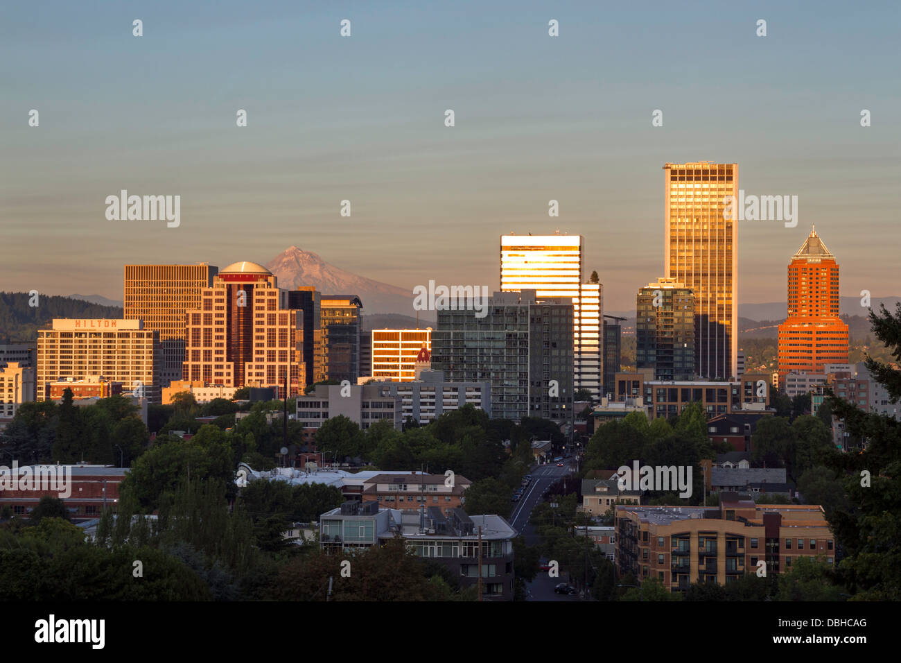 Skyline-Blick von Portland, Oregon, USA mit Mt. Hood in die Ferne sehen Stockfoto