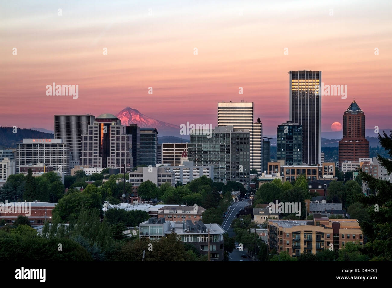 Skyline-Blick von Portland, Oregon, USA mit Mt. Hood und den aufgehenden Mond in der Ferne sehen Stockfoto