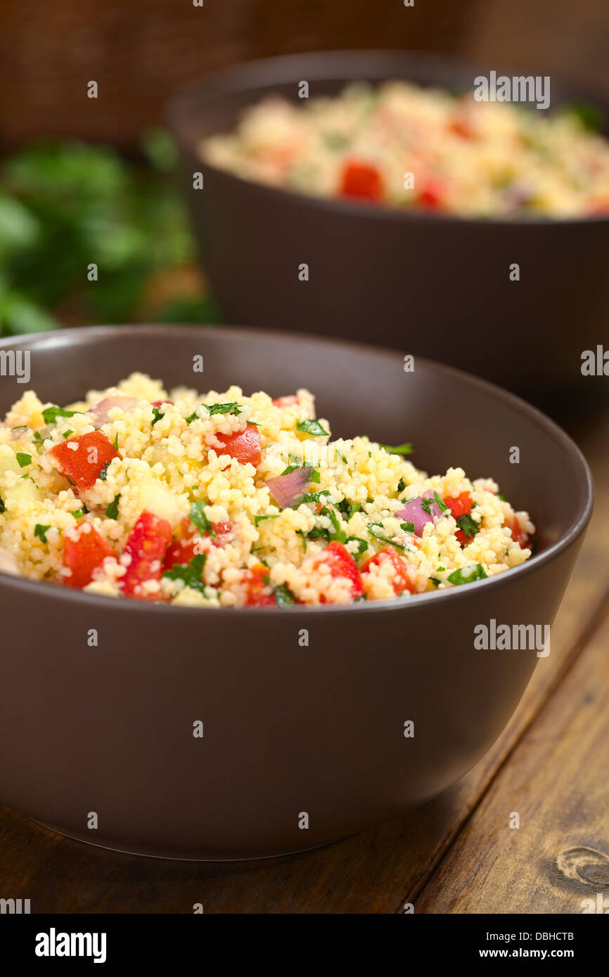 Frische hausgemachte taboulé, machte ein arabische vegetarische Salat von Couscous, Tomaten, Gurke, Zwiebel, Knoblauch, Petersilie und Zitronensaft Stockfoto