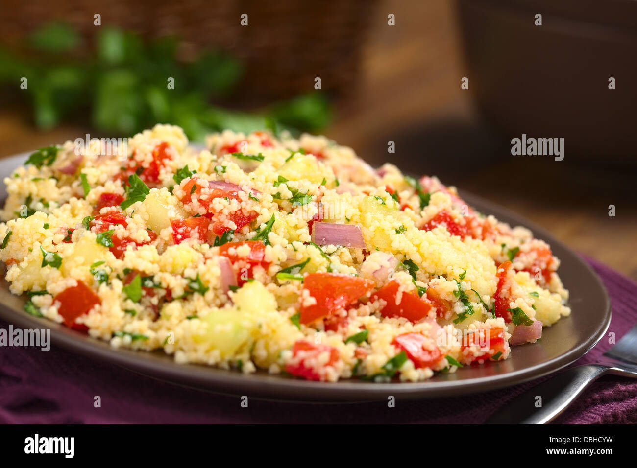 Frische hausgemachte taboulé, machte ein arabische vegetarische Salat von Couscous, Tomaten, Gurke, Zwiebel, Knoblauch, Petersilie und Zitronensaft Stockfoto