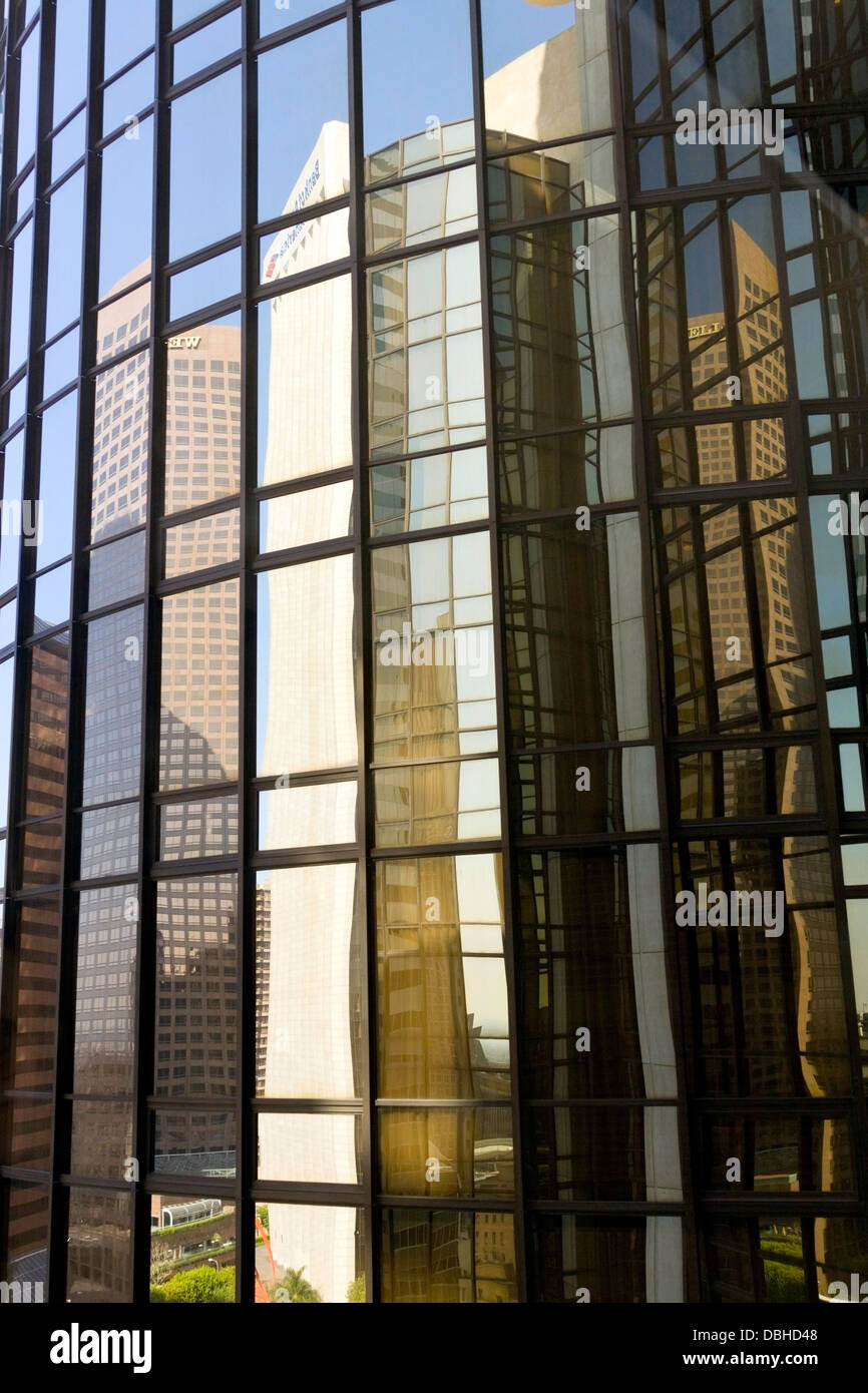 Reflexionen von Los Angeles, Kalifornien in der Innenstadt von Wolkenkratzern Stockfoto