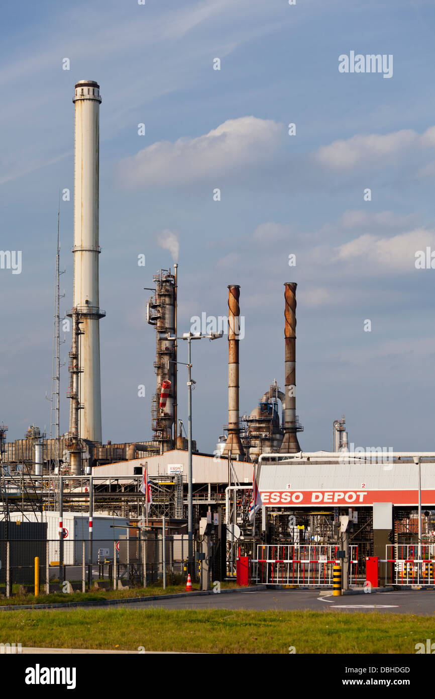 ESSO-Depot und Raffinerie im Antwerpener Hafen tagsüber. Stockfoto