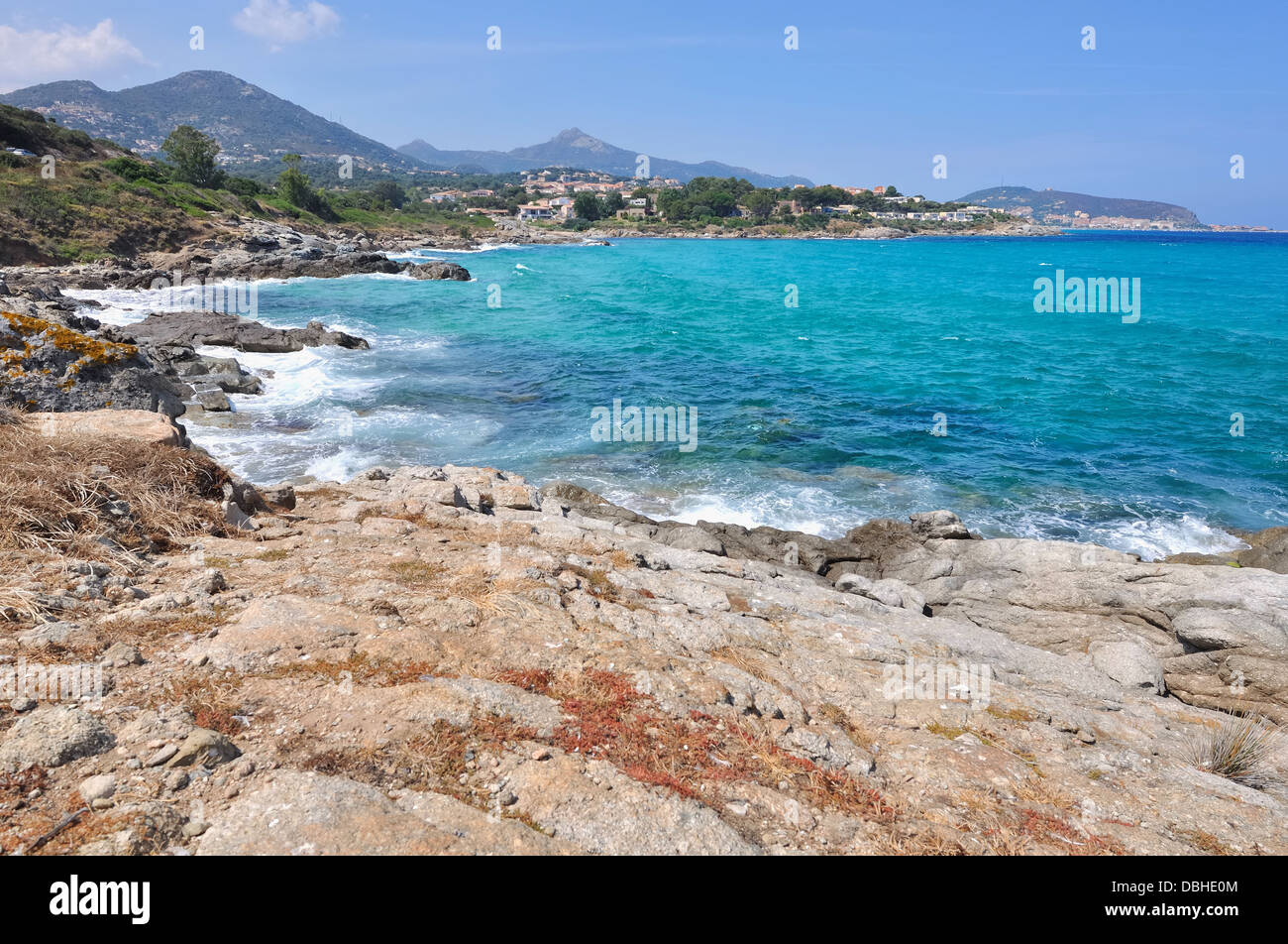 türkisfarbene Meer entlang einer felsigen Küste Stockfoto