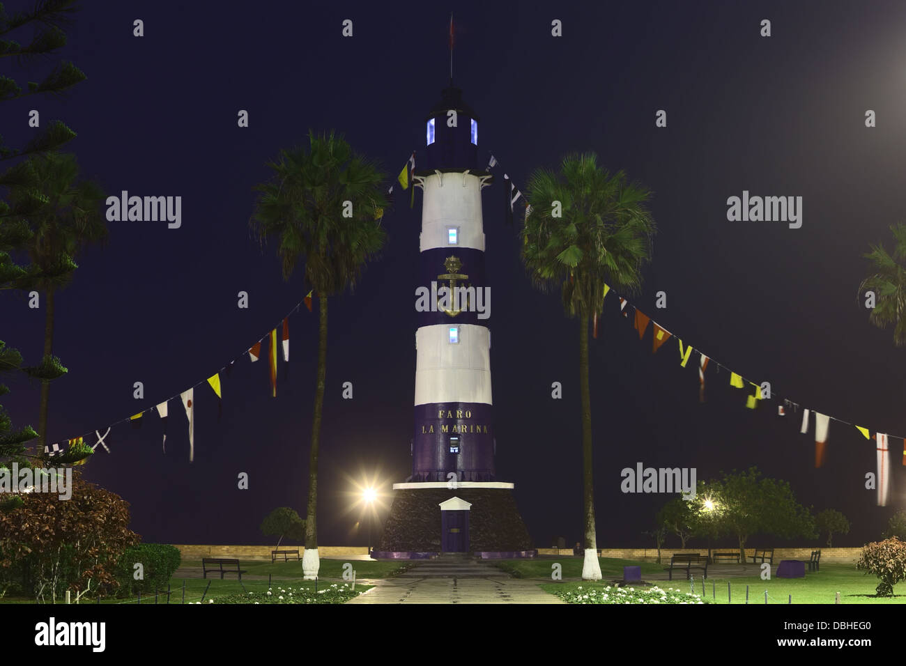 Der Leuchtturm (Faro La Marina) von Miraflores in Parque Antonio Raimondi beleuchtet in der Nacht in Lima, Peru Stockfoto