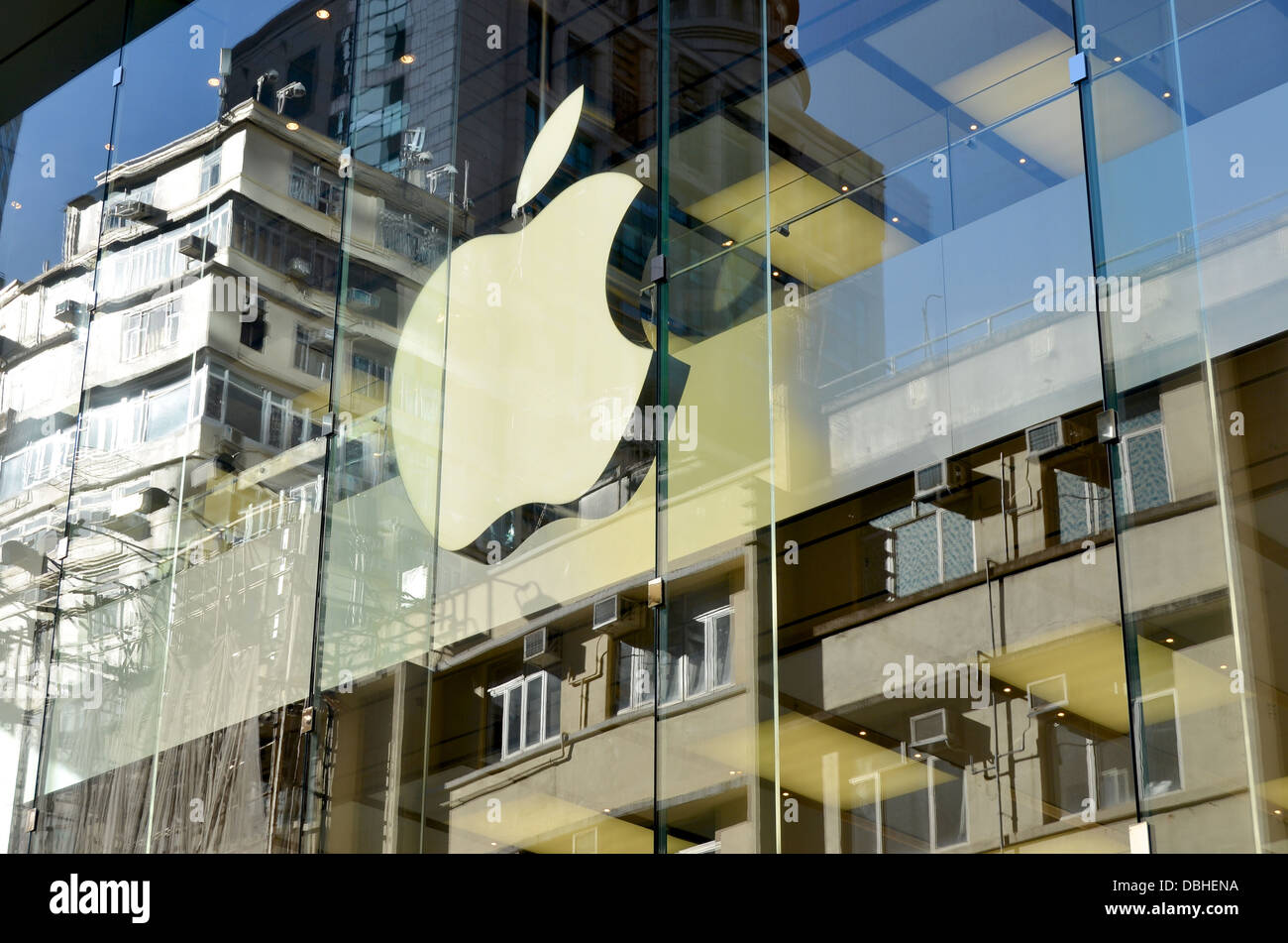 Glas und Stahl äußere des Apple Retail Store, mit dem berühmten beleuchtete Apple-Logo in Causeway Bay, Hong Kong. Stockfoto