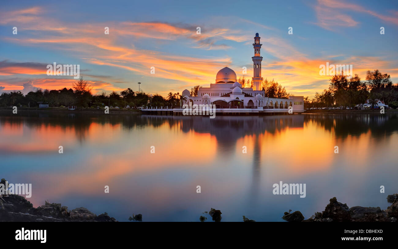 White, schwimmende Moschee Stockfoto