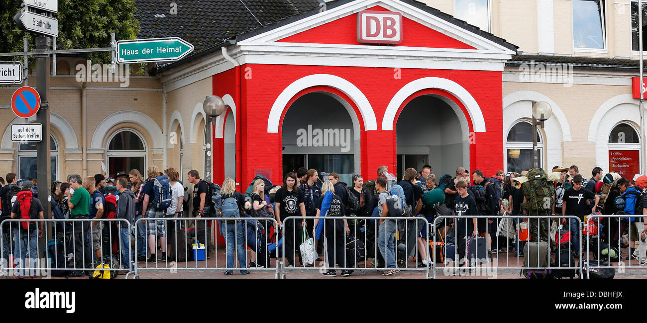 Fans des Festivals Wacken Open Air (WOA) verlassen den Bahnhof in Itzehoe,  Deutschland, 31. Juli 2013. Rund 900 Besucher aus dem Süden Deutschlands  reisten zu den weltweit größten Heavy Metal Festival mit
