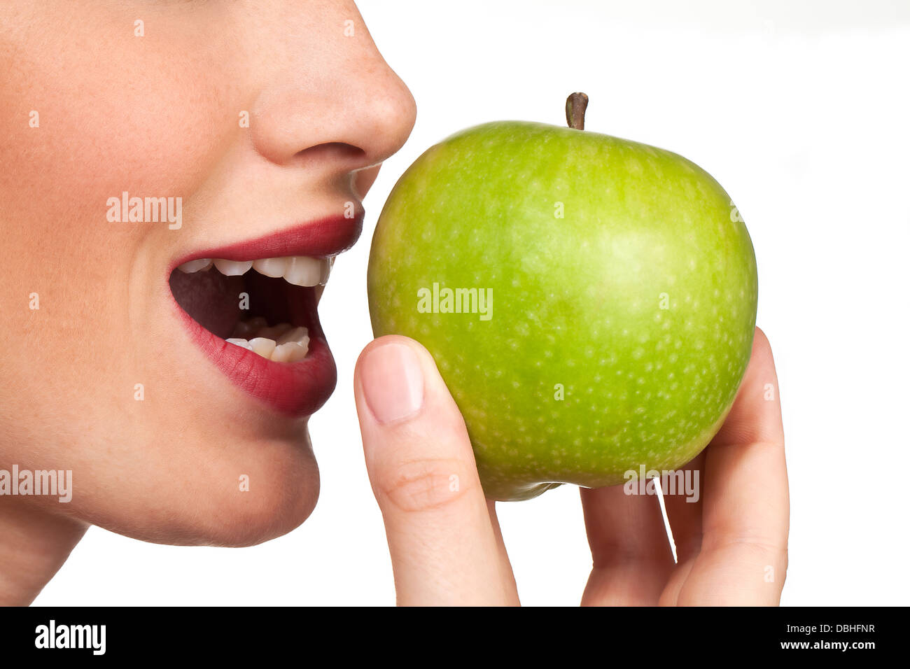Frauen beißen in frischen Apfel Closeup auf weißem Hintergrund Stockfoto