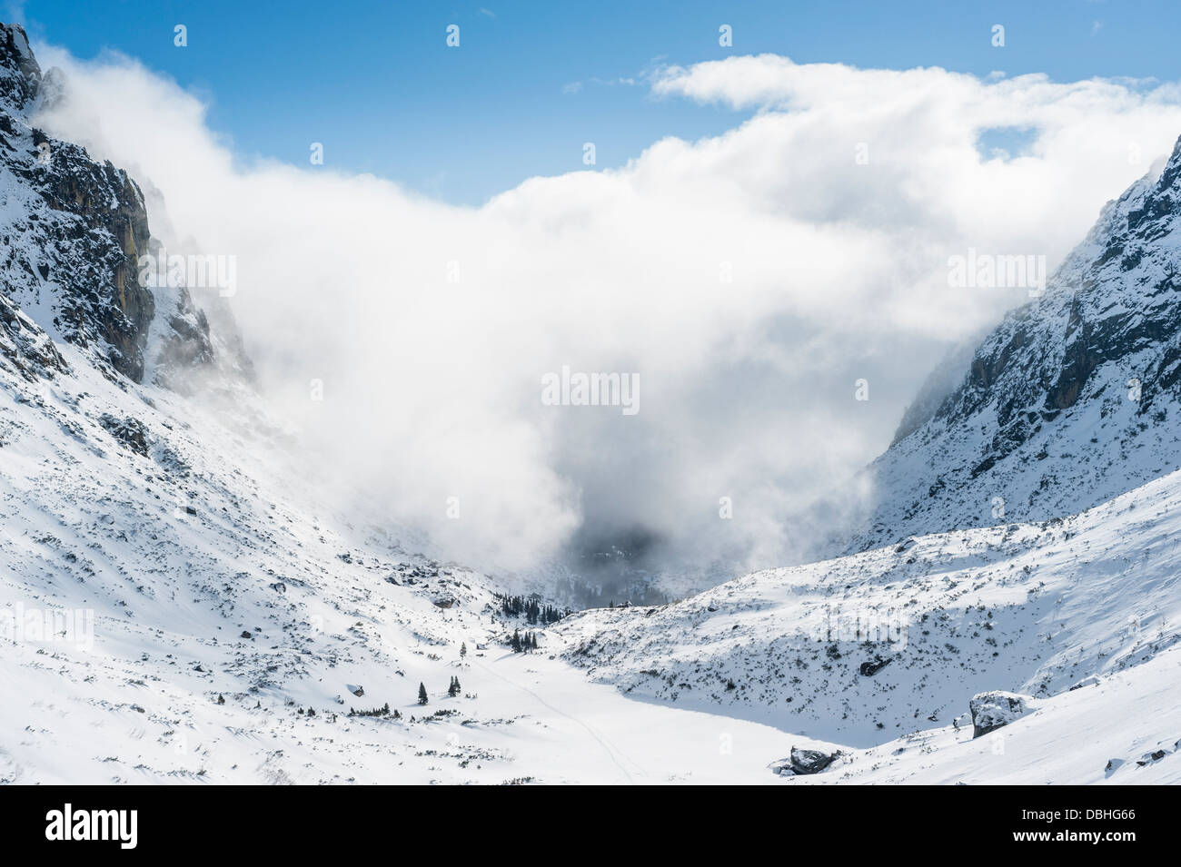 sonnigen Wintertag in den Bergen Wih niedrigen Wolken im Tal Stockfoto