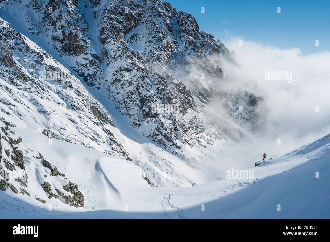 Walker in Bergen in einem sonnigen Wintertag Stockfoto