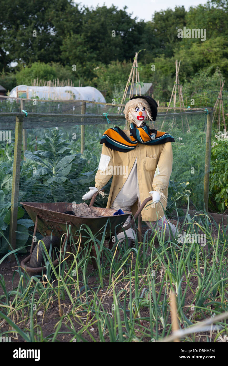 Vogelscheuche mit Schubkarre in städtischen Zuteilung Stockfoto