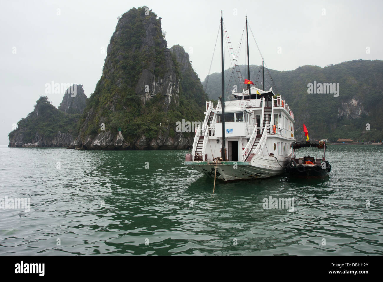 Motorisierte Müll in Ha Long Bay Stockfoto