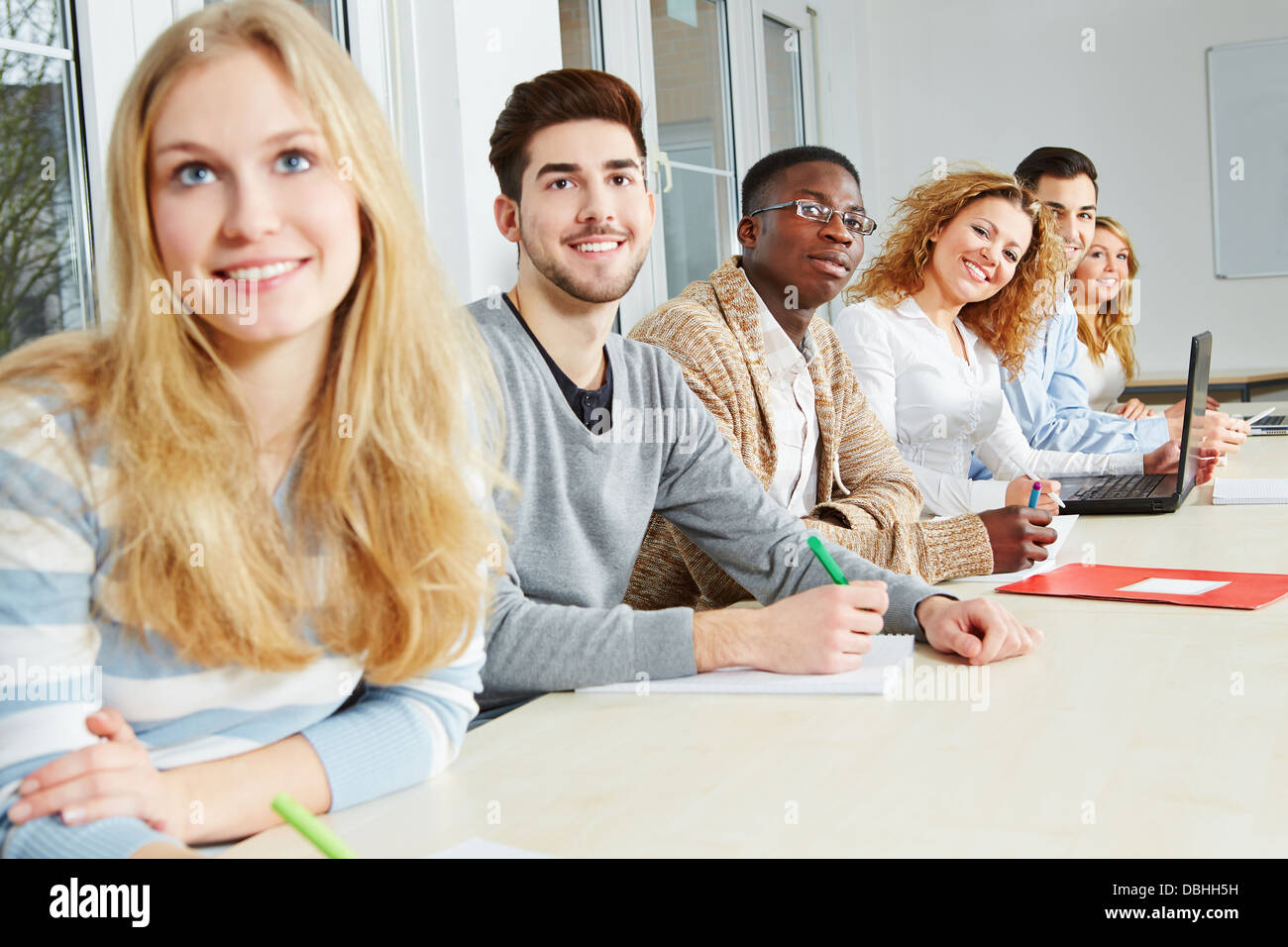 Glückliche Schüler lernen gemeinsam in einem Seminar der Universität Stockfoto