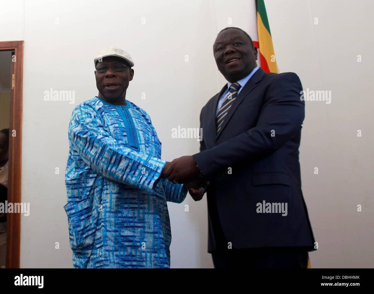 Harare, Simbabwe. 29. Juli 2013.  Simbabwes Premierminister trifft Morgan Tsvangirai mit der ehemaligen nigerianischen Präsidenten Olusegun Obasanjo Munhumutapa Building am 29. Juli 2013 in Harare, Simbabwe. (Foto von Gallo Images / Sunday Times / Simphiwe Nkwali/Alamy Live News) Stockfoto