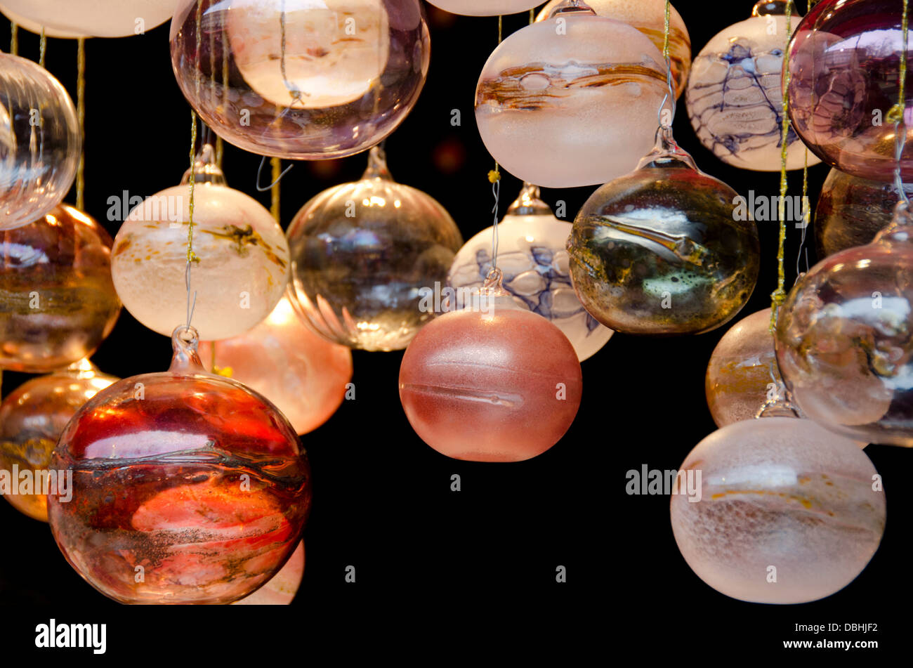 Deutschland, Köln. Kölner Dom Weihnachtsmarkt, Urlaub mundgeblasene Glaskugeln. Stockfoto