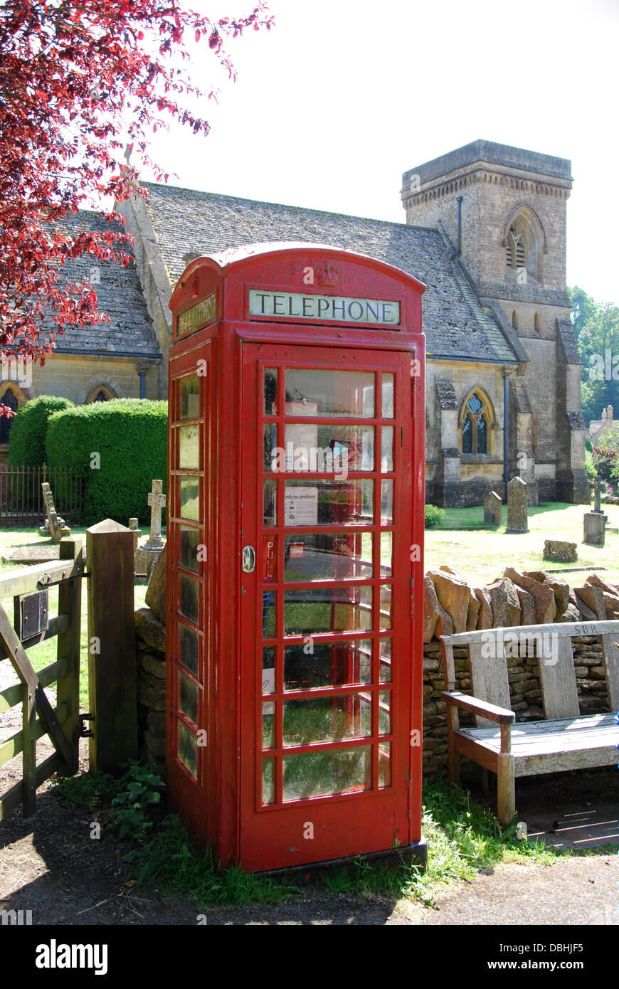 traditionelle Phonebox in Snowshill, einem schönen Cotswolds Dorf in Gloucestershire UK Stockfoto