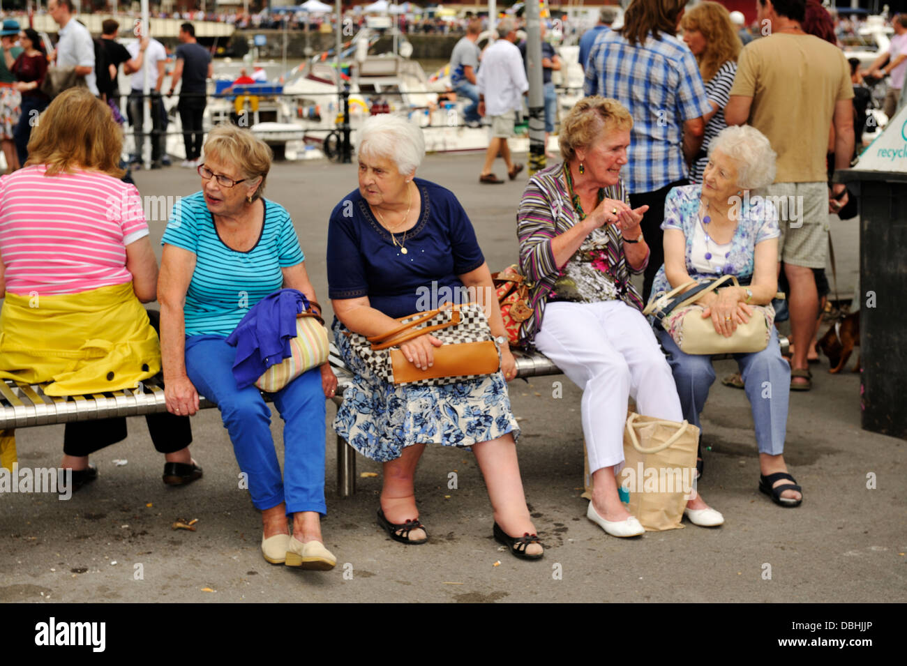 Vier ältere Frau sitzen auf Bank Stockfoto