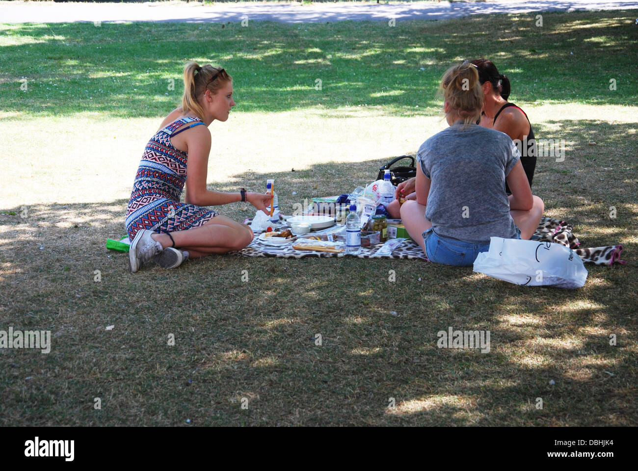 Picknick im Park in der Nähe von Kathedrale von Wells, Somerset UK Stockfoto