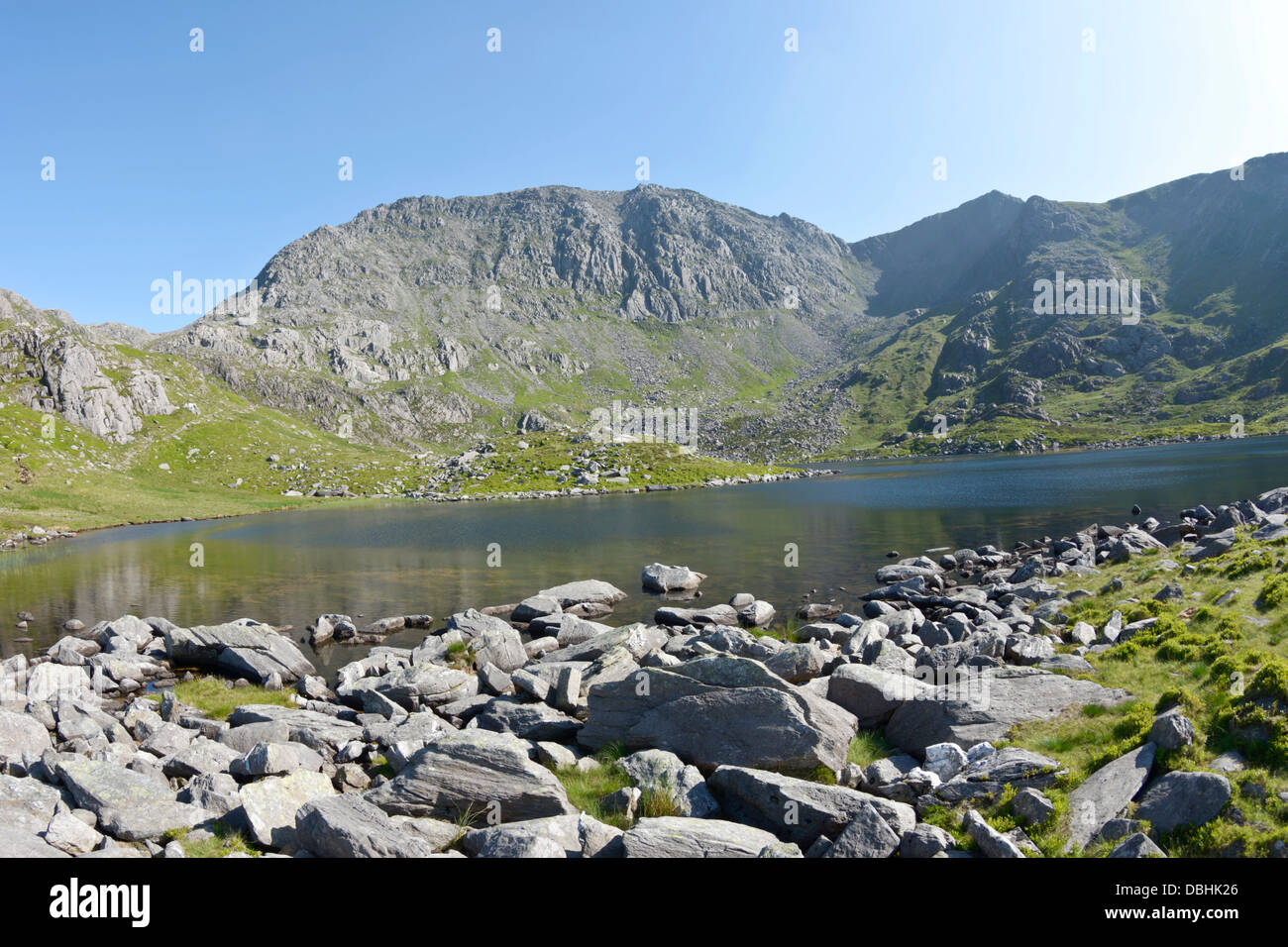 Glyder Fach von Llyn Bochlwyd in Snowdonia-Nationalpark. Stockfoto