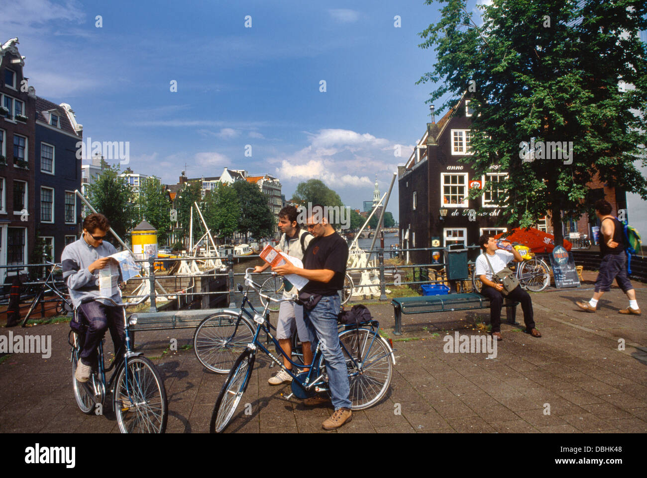 Amsterdam Holland eine Gruppe Radfahrer und Karten von Canal Stockfoto