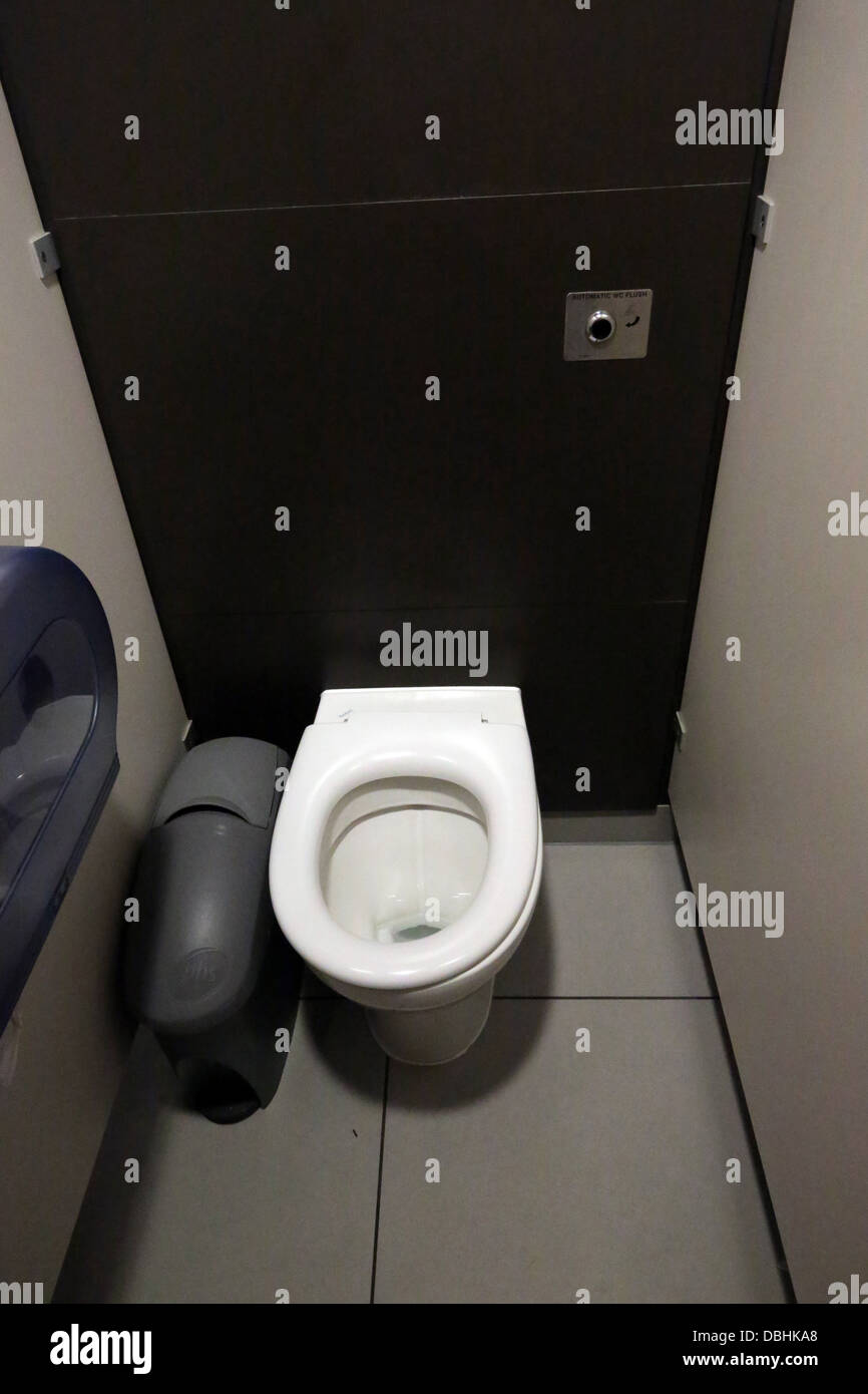 Öffentliche Toiletten mit automatischer Spülung an der Autobahn-Tankstelle  in England Stockfotografie - Alamy